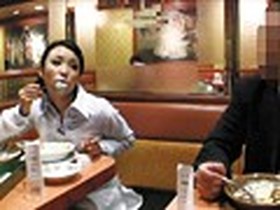 電車・ファミレス・駅・カフェ・ド○キ…公然にもかかわらず男のスケベ視線を意識してジッパー半開きで歩いてるOL/口元ベッタベタにしてアイスを〜　サンプル画像08